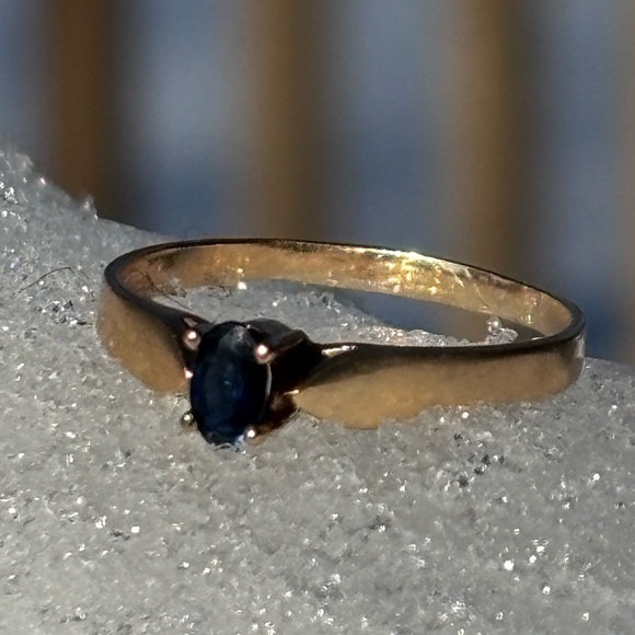 10K Gold Ring With Sapphire Gemstone - Picture 2 of 8